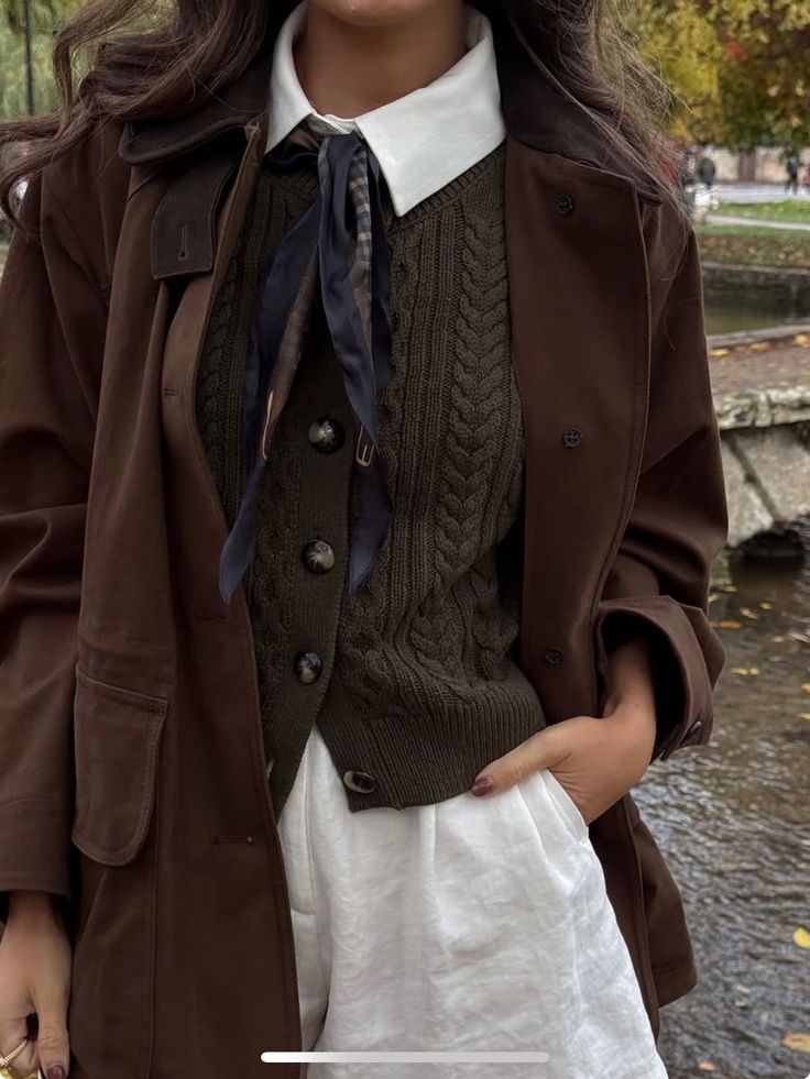 Poetcore Style Guide: How to Master the Poet Aesthetic